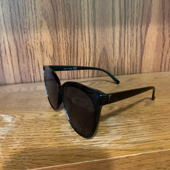 Black Cat Eye Sunglasses - Picture 4 of 10